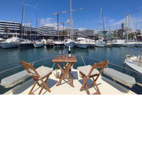 Barco amplio con 2 camarotes