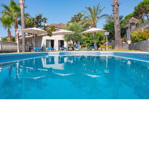 Basketball court, pool, BBQ, gardens, seaviews