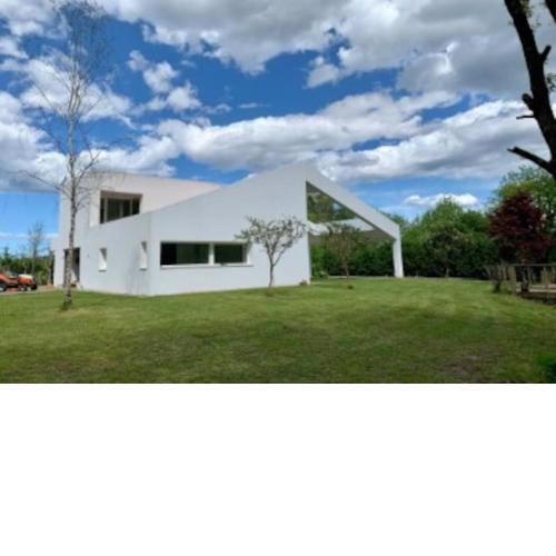 BASOANGYM Villa con jardin y bosque centenario