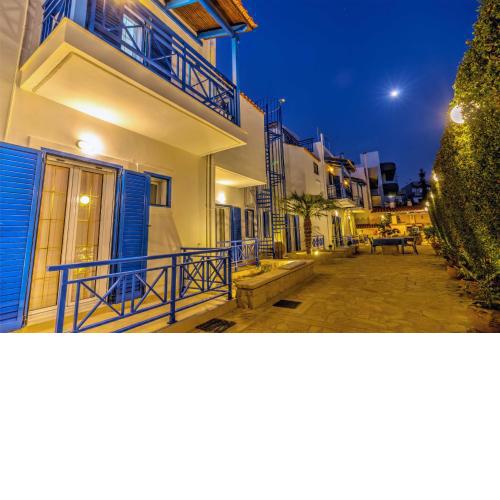 BBQ-Balcony-42Mbps-King-Backyard-Full Kitchen-2
