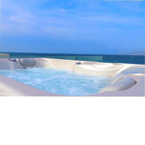 Beach Apartment Thalia with Hot Tub and Sea View