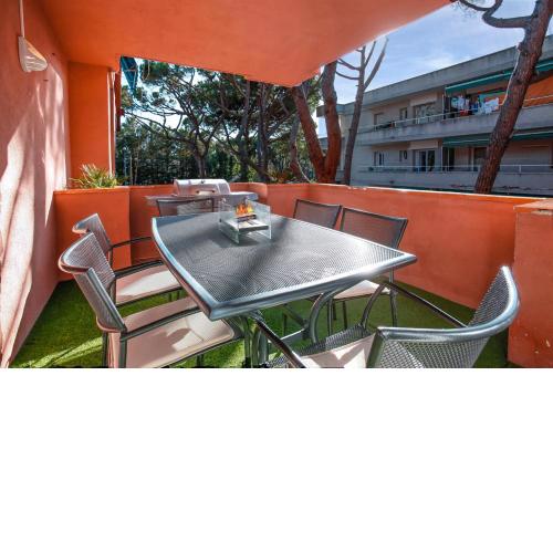 BEACH APARTMENT with BBQ, PS4, BIKES!