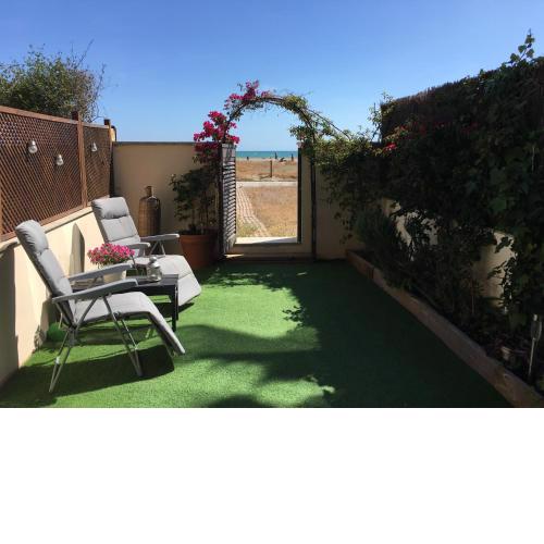 Beach flat with garden