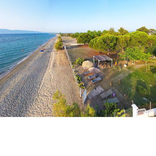 Beach Villa Next To The Waves!