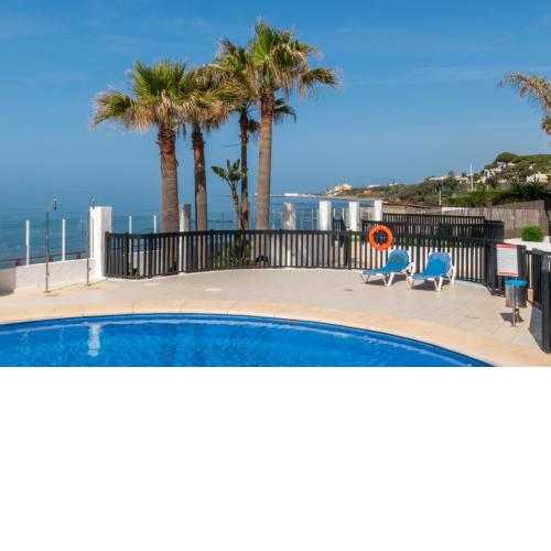 Beachfront 1BR with swimming pool, parking & AC