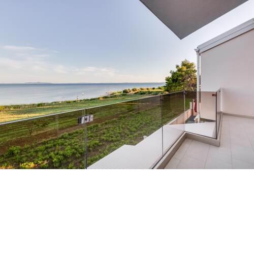 Beachfront 2 bedroom villa with jacuzzy and private parking - SGB2