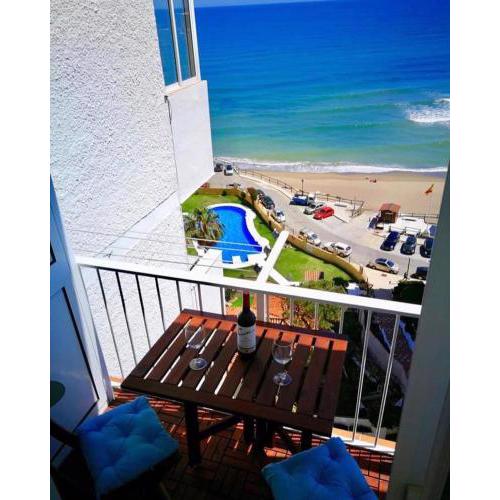 Beachfront and pool, walk distance to good restaurants bars and beach club