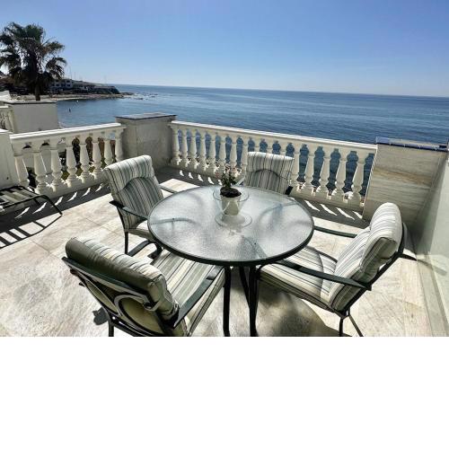 Beachfront apartment with pleasant views of the sea and the historic lighthouse.
