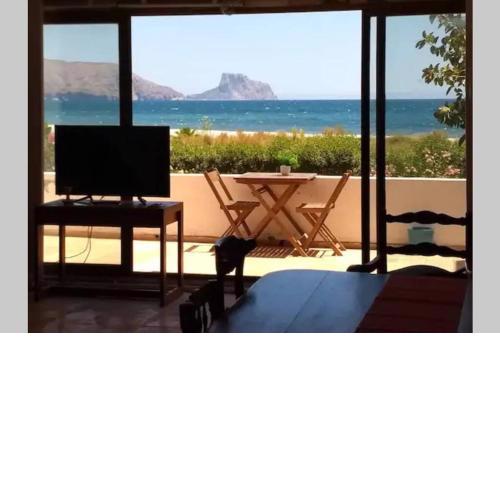 Beachfront Apt! AC - Pool - Parking