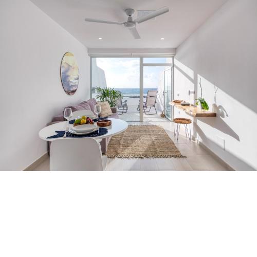 Beachfront Apt with Open Terrace in Las Canteras