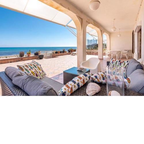 Beachfront Bliss: Apartamento a pie de playa