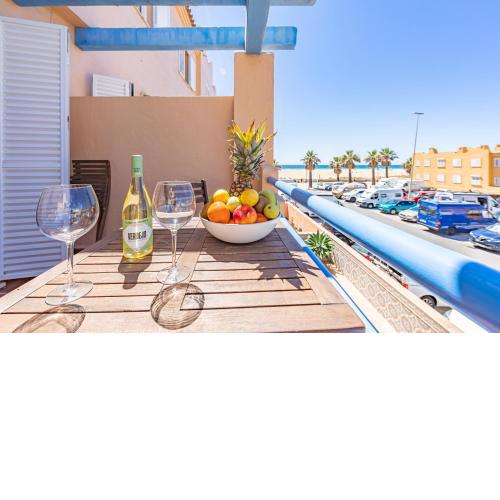 Beachfront, pool, terrace & WIFI