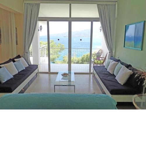 Beachfront Residence With Private Path To The Sea