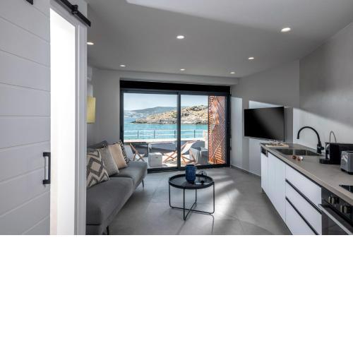 Beachfront Salty Sea Luxury Suite 2