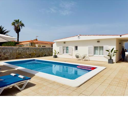 Beachfront Villa and pool