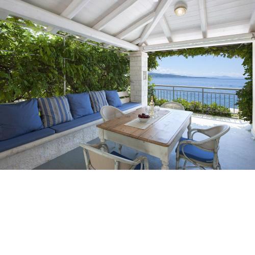 Beachfront Yellow House Upper Kaminaki Villas