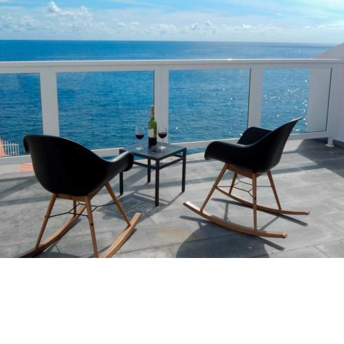 Beachhouse with amazing terrace next to the ocean