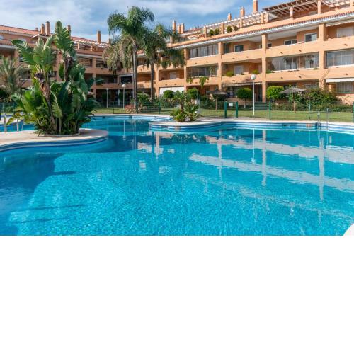 Beachside Paradise: Stylish 3BR apt near the beach