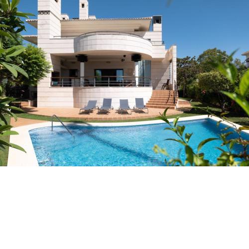 Beachside Villa in Puerto Marina, Benalmádena