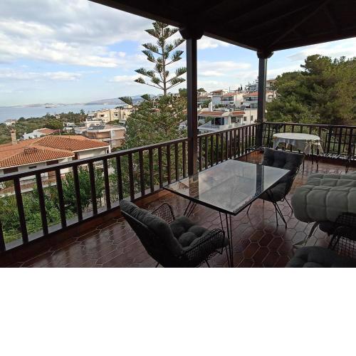 Beautiful 2-Bed House in Saronida