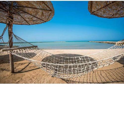 Beautiful 2 bedroom apartment overlooking the sea and swimming pools for recreation and spending time with the beauty of nature