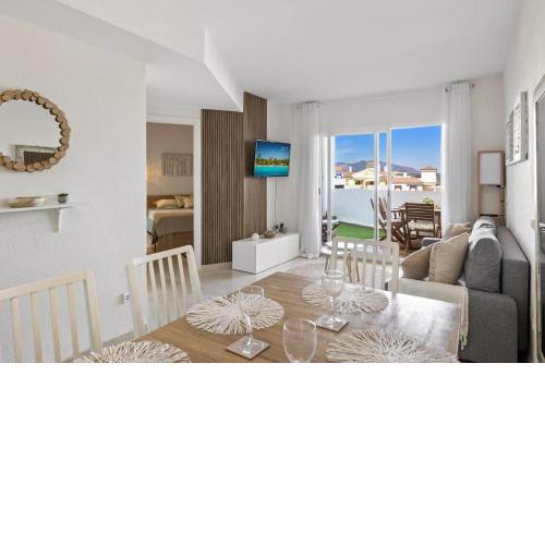 Beautiful 3 Bed Cozy and Stylish Apartment!