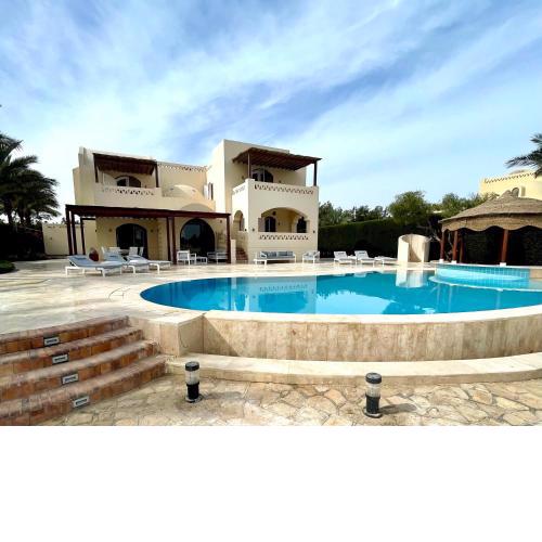 BEAUTIFUL 4-BEDROOM VILLA WITH POOL AND VIEWS OF THE LAGOON AND GOLF COURSE