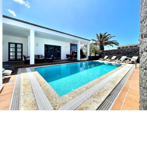 Beautiful 5-Bed Villa in Playa Blanca