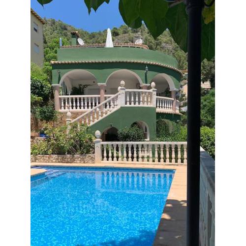 Beautiful 6 bedroom Villa with pool
