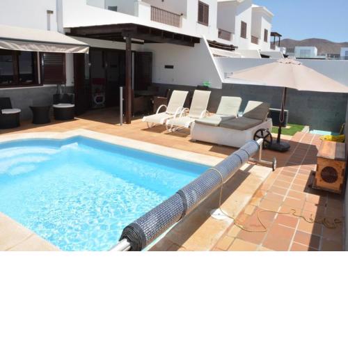 Beautiful and luxurious villa with heated pool and free Wi-Fi in Playa Blanca.