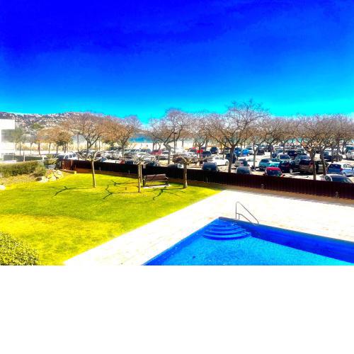 Beautiful apartment 75m2 with view at the beach, pool, parking