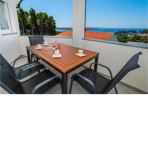 Beautiful apartment in Banjol with WiFi and 2 Bedrooms