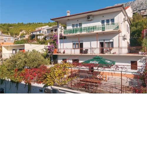 Beautiful apartment in Dugi Rat w/ 1 Bedrooms