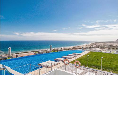 Beautiful Apartment In Los Arenales Del Sol With 3 Bedrooms, Jacuzzi And Wifi