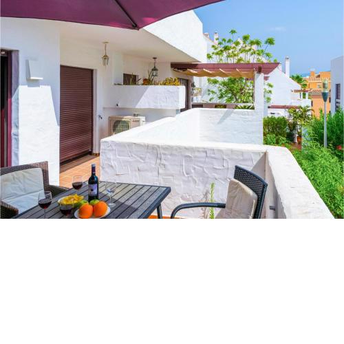 Beautiful Apartment In Marbella With Wifi, Outdoor Swimming Pool And Swimming Pool