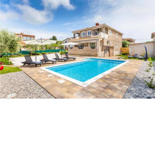 Beautiful apartment in Pula with Outdoor swimming pool, WiFi and 3 Bedrooms