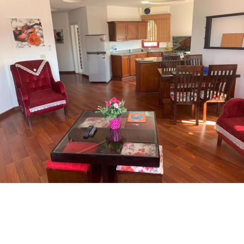 Beautiful Apartment Near The Beach, Pool View