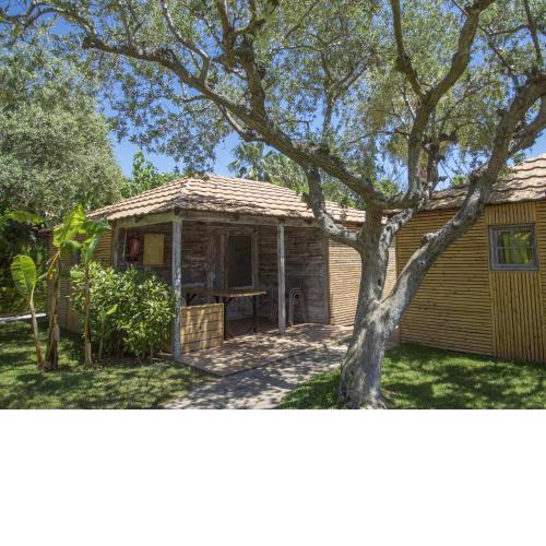Beautiful chalet with AC and covered terrace near the beach