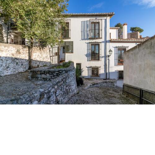 Beautiful Duplex-City Center. Parking by the house