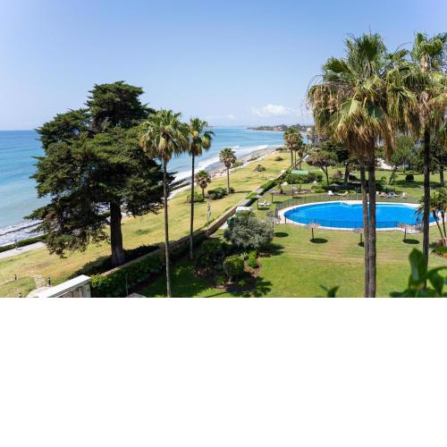 Beautiful front-line beach apartment in Estepona.