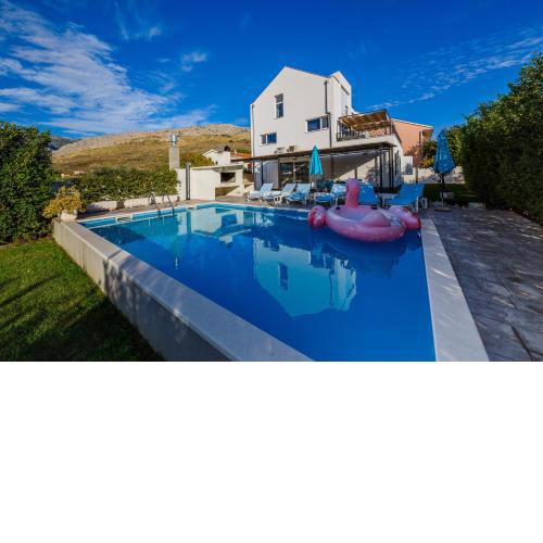 Beautiful holiday apartment with pool in Podstrana near Split