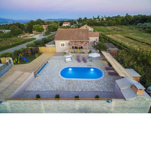 Beautiful Holiday Home in Islam Latinski with Swimming Pool