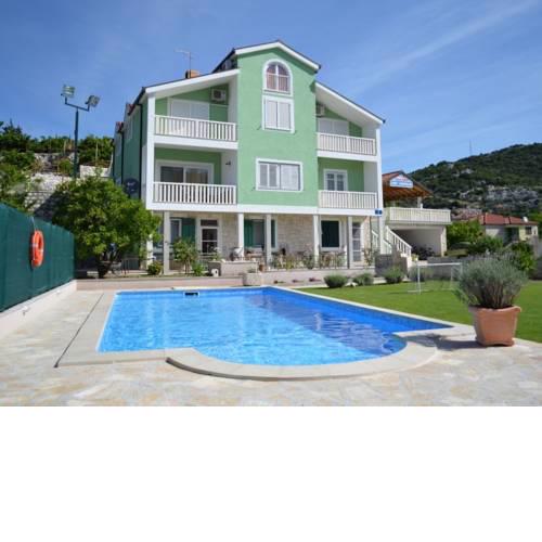 Beautiful Holiday Home in Peracko Blato with Swimming Pool