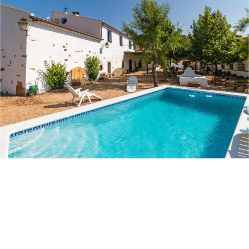 Beautiful home in Alcaracejos with 6 Bedrooms, WiFi and Outdoor swimming pool