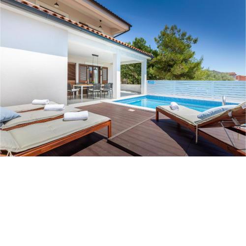 Beautiful home in Betiga with Outdoor swimming pool and 2 Bedrooms