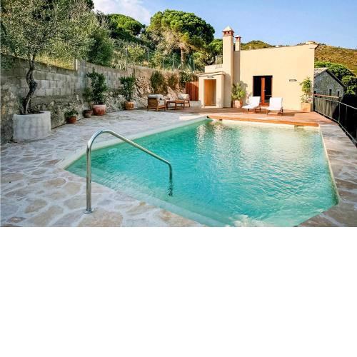 Beautiful Home In Castell-platja Daro With Wifi, Outdoor Swimming Pool And Swimming Pool
