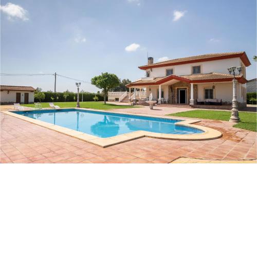 Beautiful Home In Crdoba With 7 Bedrooms, Outdoor Swimming Pool And Swimming Pool