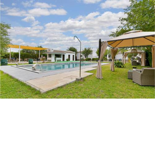 Beautiful Home In El Coronil With Wifi, 8 Bedrooms And Swimming Pool
