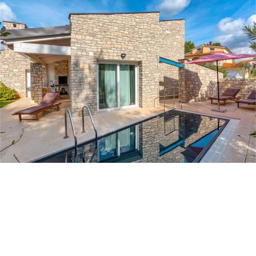 Beautiful home in Fazana w/ Outdoor swimming pool and 2 Bedrooms