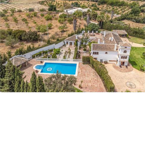 Beautiful Home In Las Lagunas De Mijas With Heated Swimming Pool, Swimming Pool And 7 Bedrooms